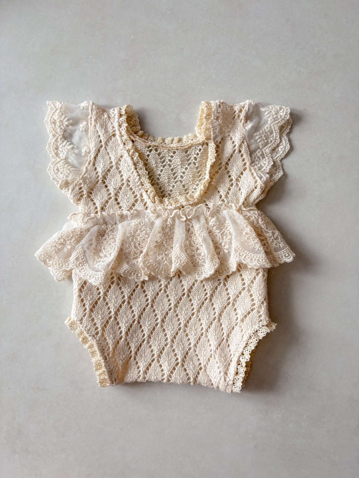 “Háčkované” šatičky Alma z kolekce Creamy Knots