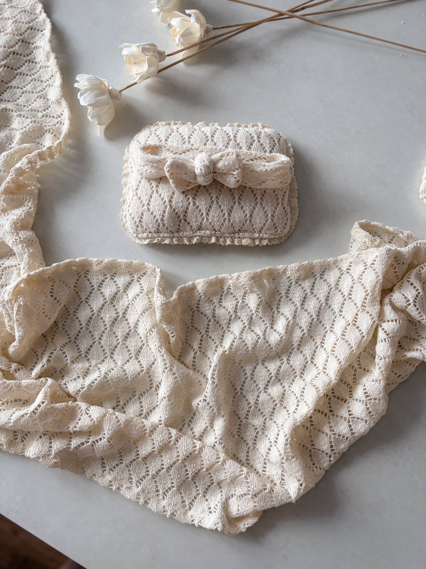 “Háčkovaný” oboustranný polštářek z kolekce Creamy Knots