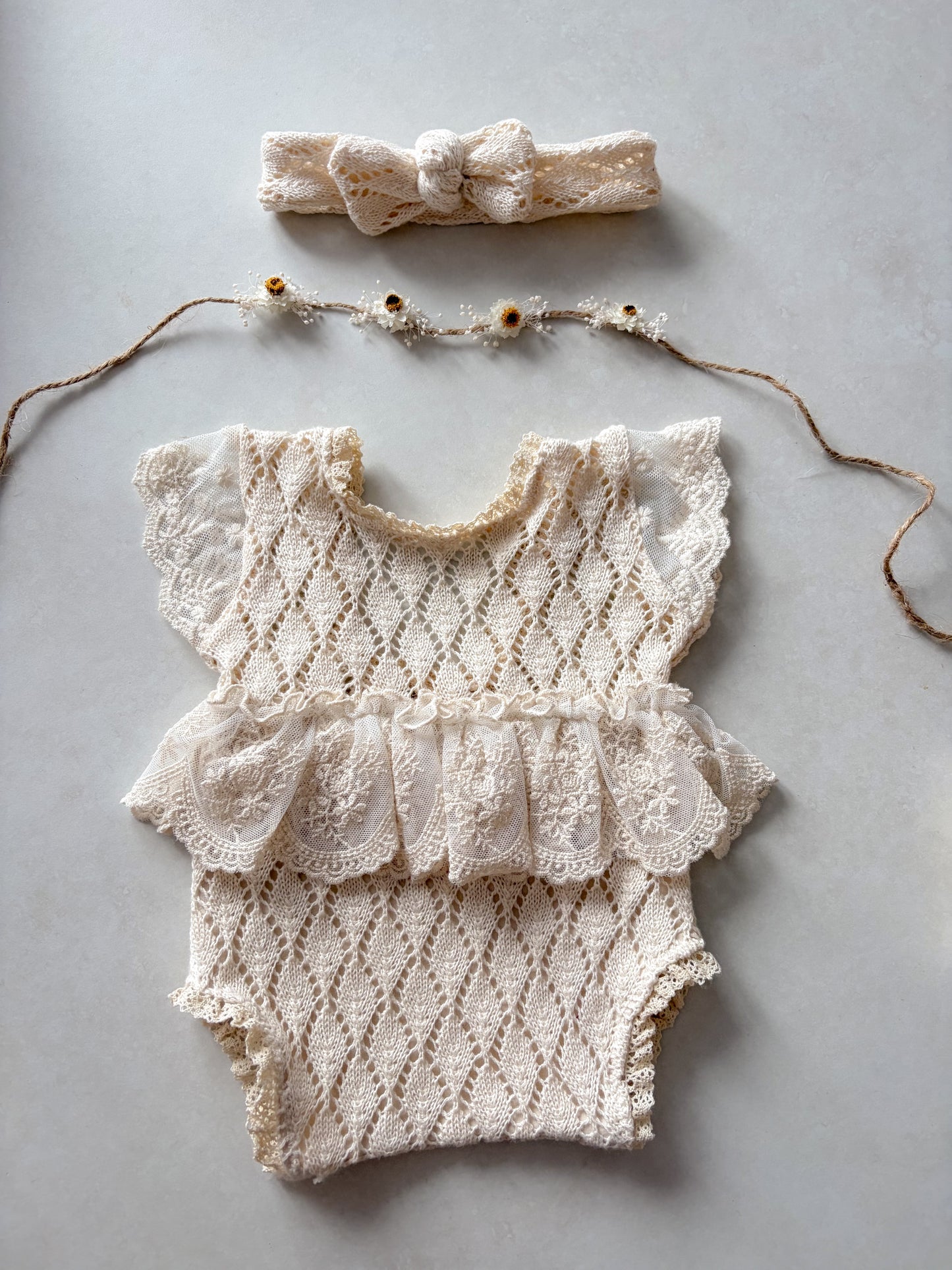 “Háčkované” šatičky Alma z kolekce Creamy Knots