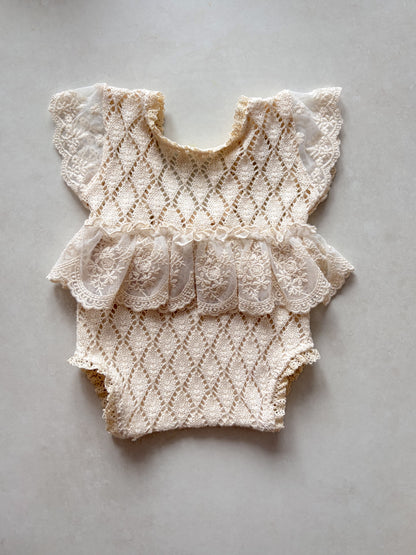 “Háčkované” šatičky Alma z kolekce Creamy Knots