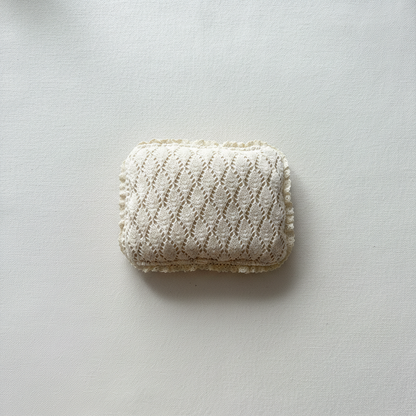 “Háčkovaný” oboustranný polštářek z kolekce Creamy Knots