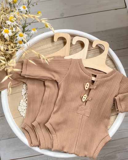 Hnědé Body John z kolekce Stripe