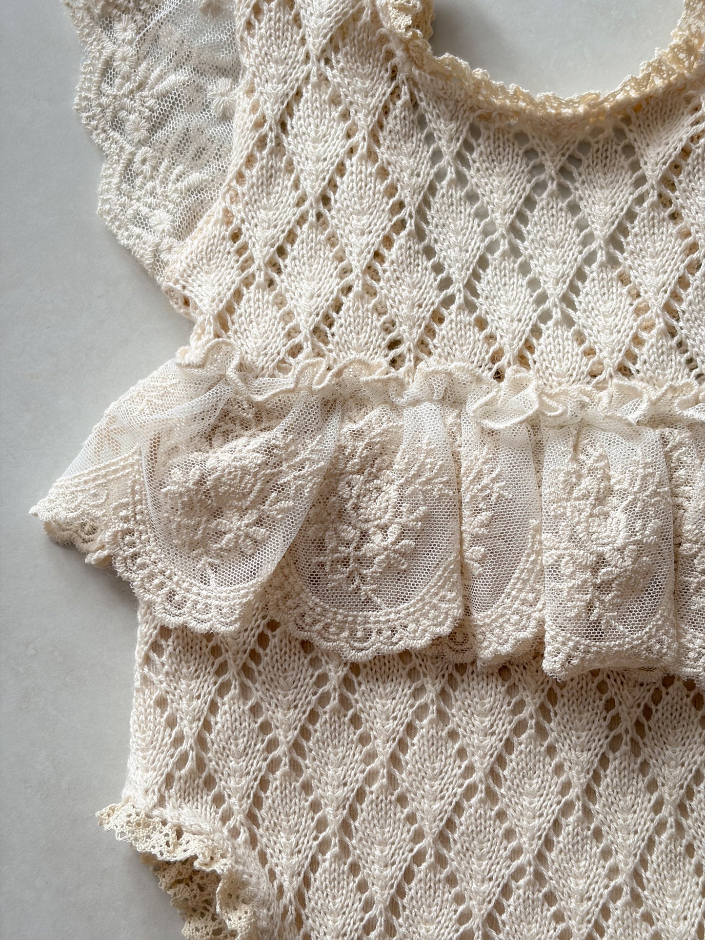 “Háčkované” šatičky Alma z kolekce Creamy Knots