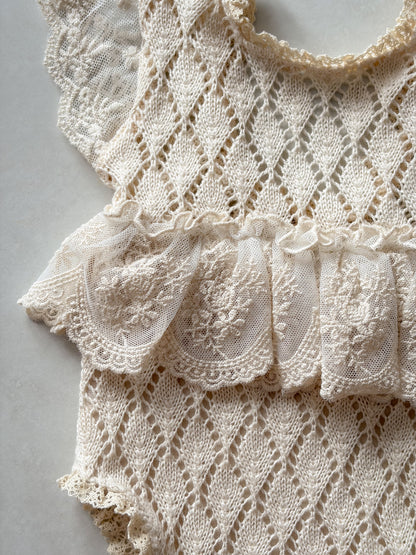 “Háčkované” šatičky Alma z kolekce Creamy Knots