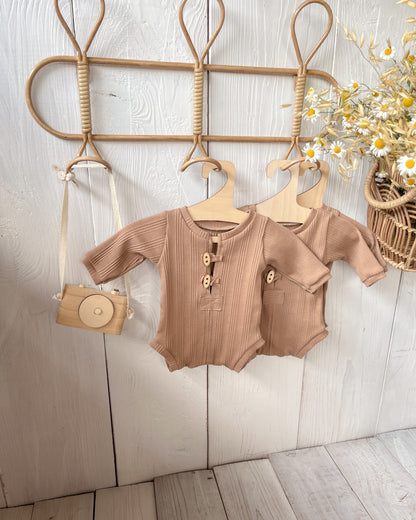 Hnědé Body John z kolekce Stripe