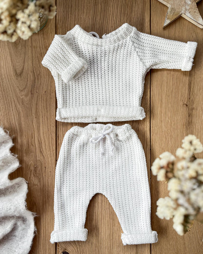 Bílý svetřík a kalhotky