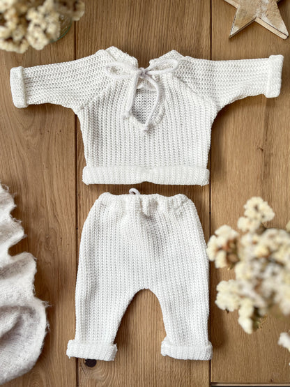 Bílý svetřík a kalhotky