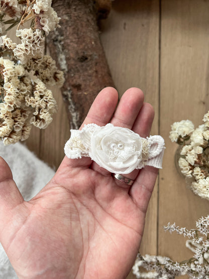 Čelenka kvítek bílá