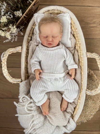 Bílý svetřík a kalhotky