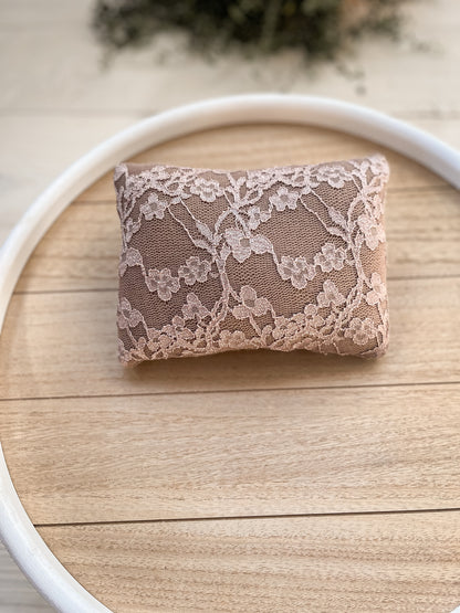 Polštářek oboustranný hnědý s krajkou