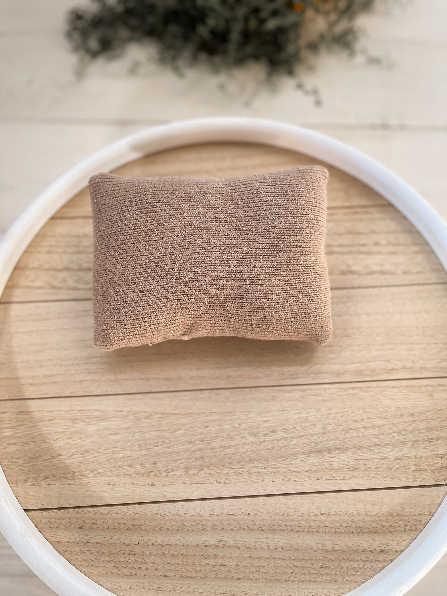 Polštářek oboustranný hnědý s krajkou